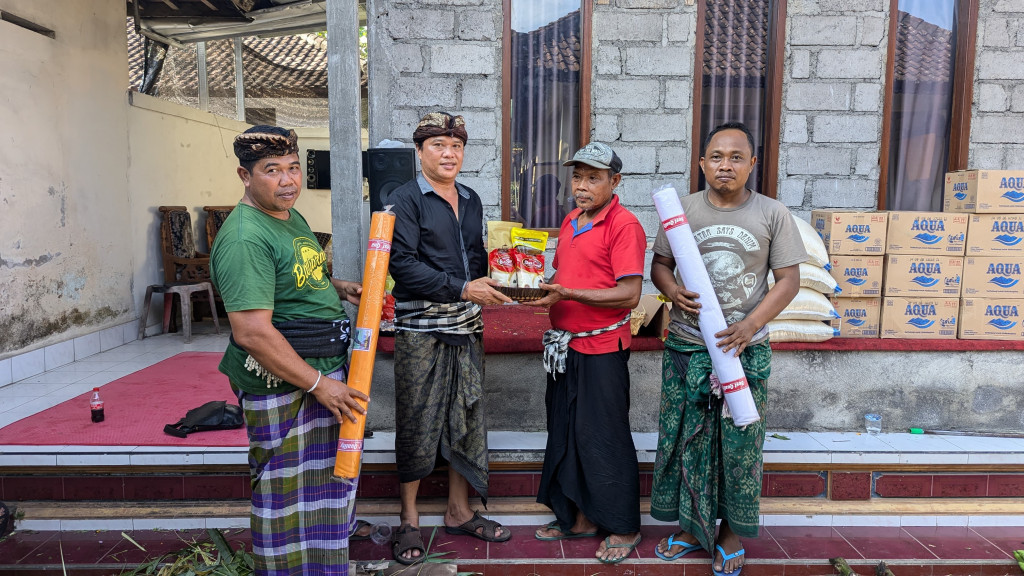 Perbekel Abiansemal Dauh Yeh Cani Serahkan Bantuan Penunjang Penguburan kepada Warga Banjar Banjaran